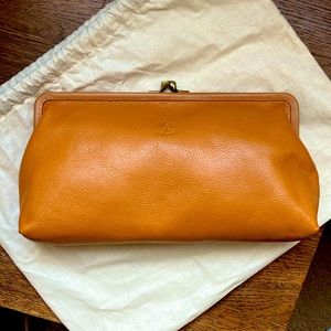 IL Bisonte clutch natural color only used for a couple of weeks